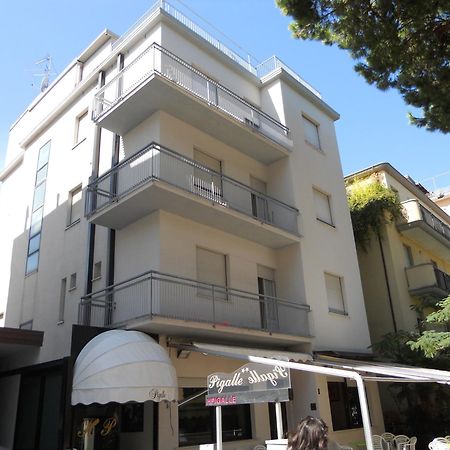 Hotel Pigalle Римини Екстериор снимка