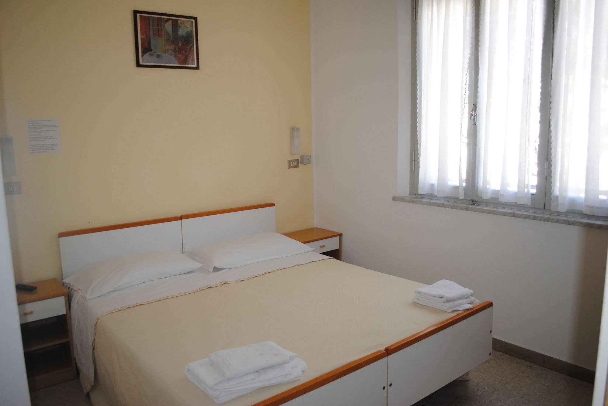 Hotel Pigalle Римини Екстериор снимка